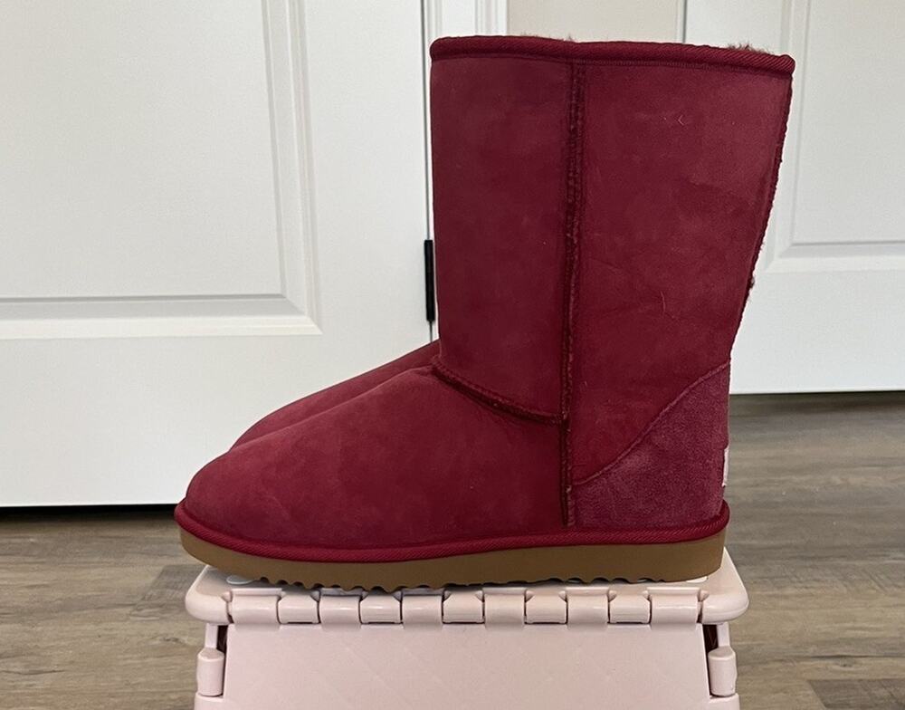 UGG CLASSIC SHORT SLIPPER BOOTS WOMENS US 9 ~ RUBY RED SUEDE READ